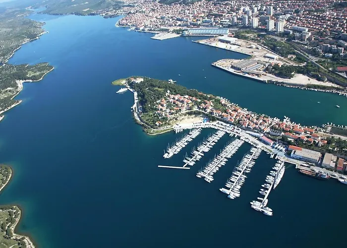 Sea View Spacious Archipelago 아파트 시베니크